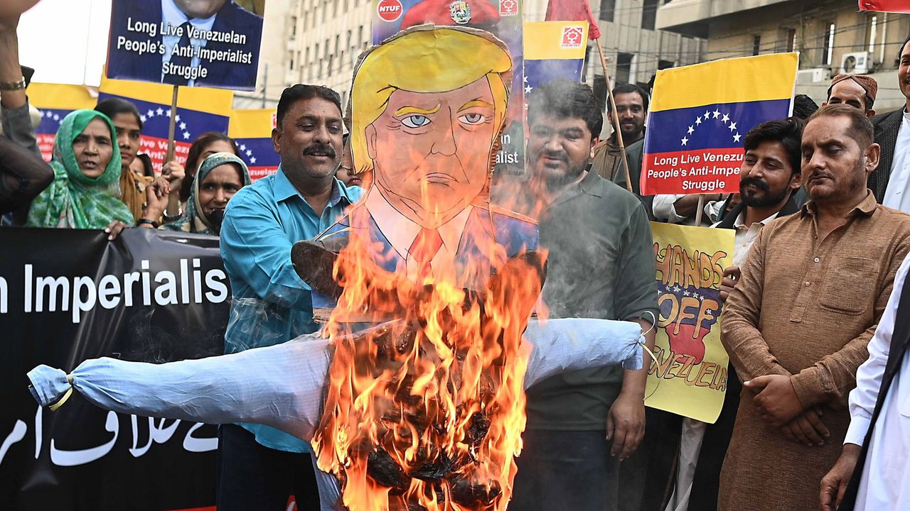 Een pop van president Trump wordt in brand gestoken in Karachi, in Pakistan - EPA