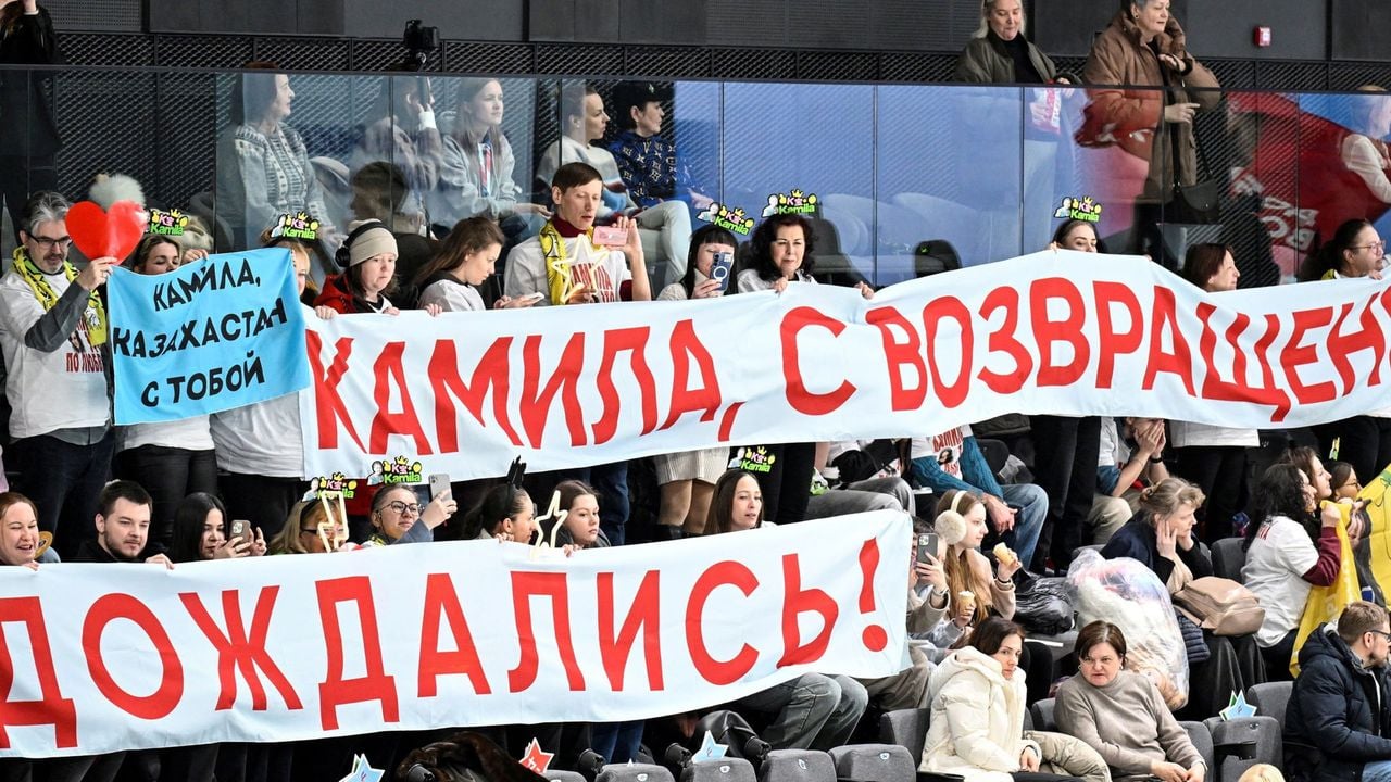 Spandoeken bij de Russische titelstrijd kunstrijden: 'Welkom terug Kamila! We hebben lang gewacht'. - AFP