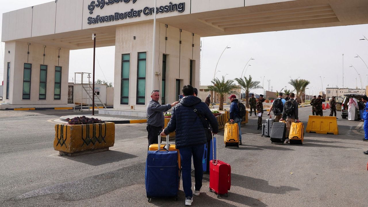 De medewerkers steken de grens over vanuit Irak naar Koeweit - Reuters