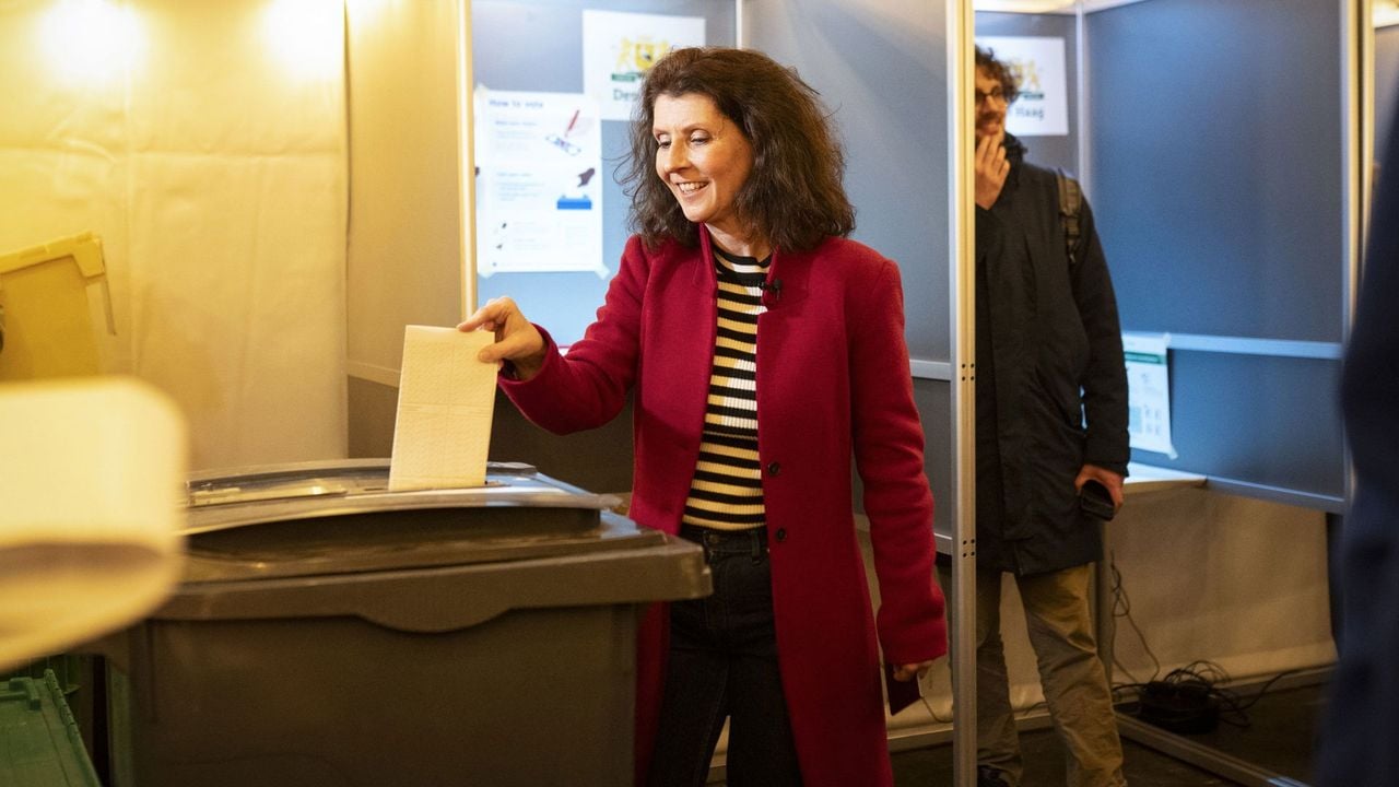 Esther Ouwehand (PvdD) brengt tijdens het nachtstemmen haar stem uit in Den Haag - ANP
