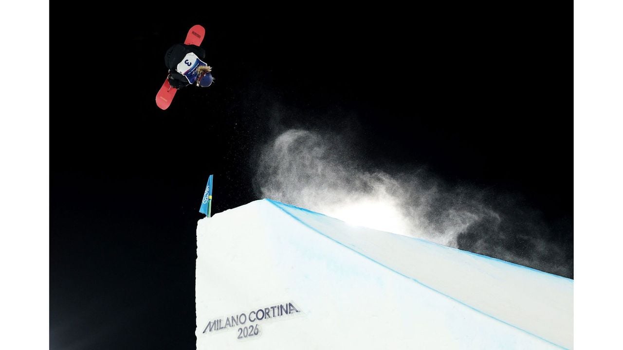 Anna Gasser laat een salto met schroef zien op big air - Reuters