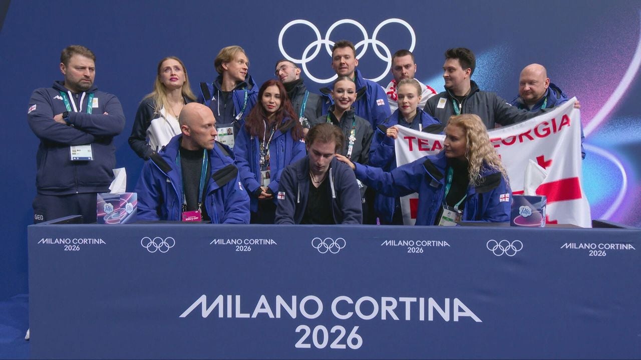 Nika Egadze wordt getroost door zijn entourage. - NOS