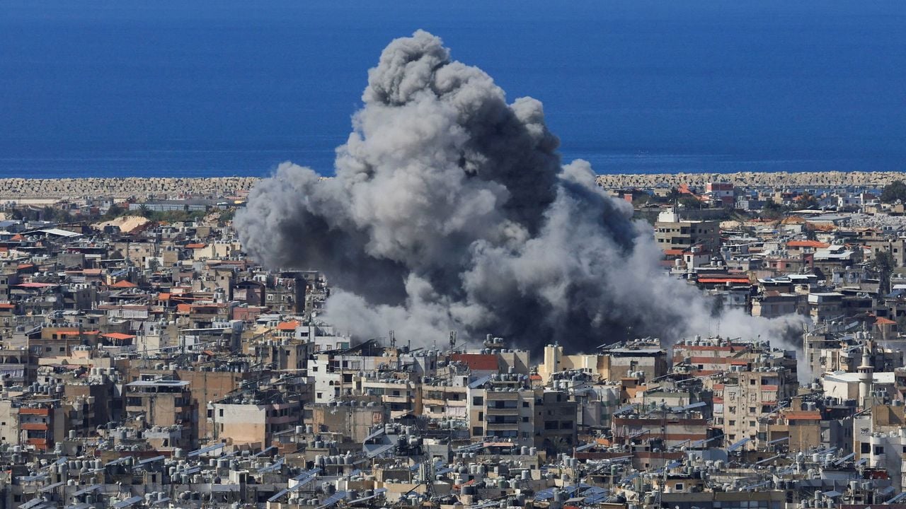 Rookwolken boven Beiroet na nieuwe aanvallen van de Israëlische luchtmacht - Reuters