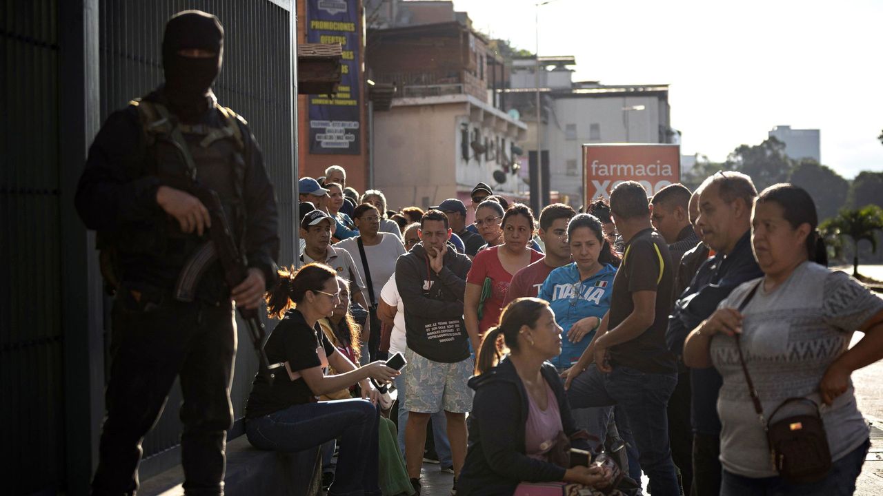 Een gewapende man voor een drukbezochte supermarkt - EPA