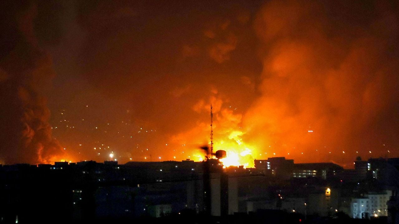 Vuur en rook boven het Mehrabad International Airport in Teheran, in de nacht van vrijdag op zaterdag - AFP
