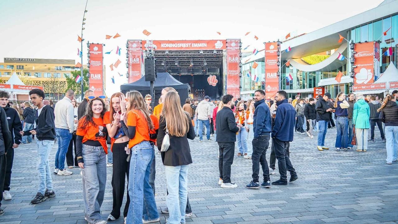 Feestvierders in Emmen - Persbureau Meter