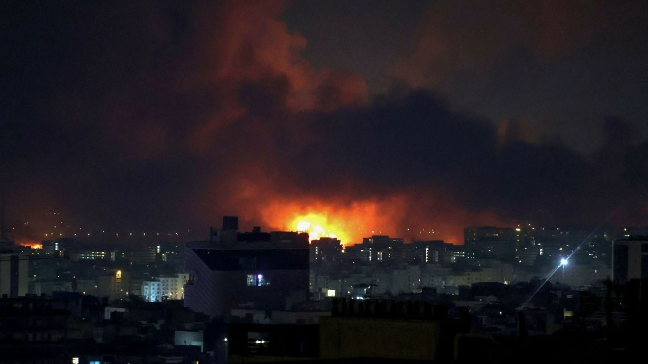 Vuur- en rookwolken boven Mehrabad Airport - AFP