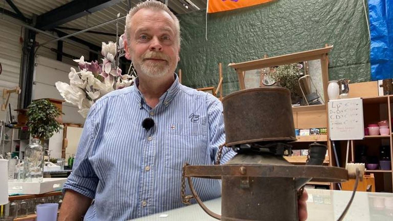 Peter de Vries met het voorwerp (foto: Erik Peeters).