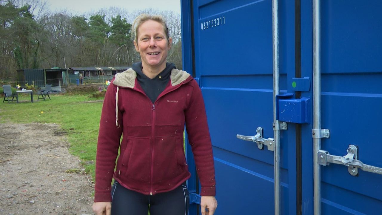 Deborah van Egmond voor de container met paardenspullen erin. (foto: Raoul Cartens)