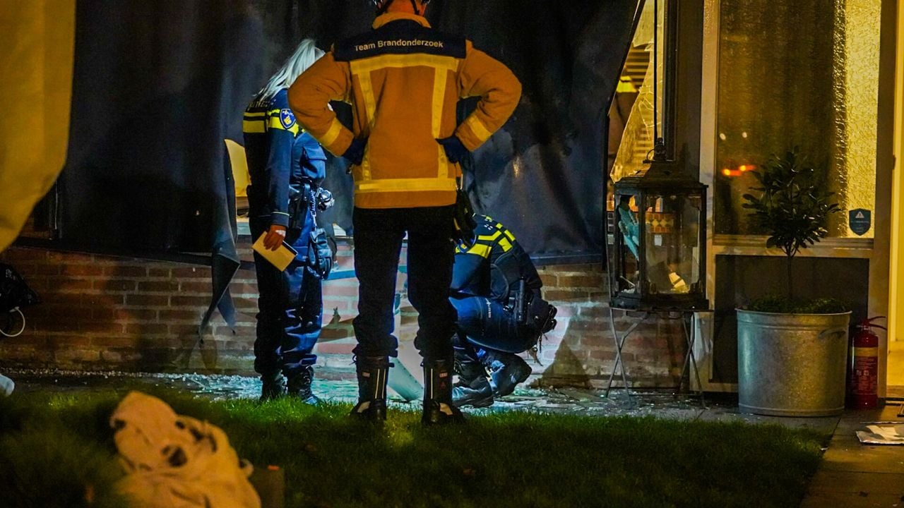 Onderzoek bij het huis aan de Vaartbroek in Eindhoven (foto: Dave Hendriks/SQ Vision).