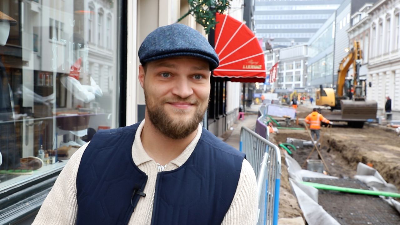 Martijn Mutsaers van tussen zijn kledingzaak en de bouwput (foto: Collin Beijk)