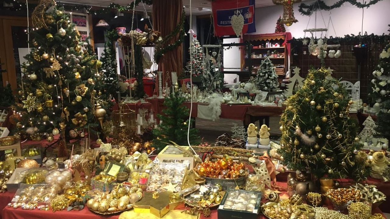 Complete kerstbomen met ballen en slingers worden aan klanten verkocht (foto: Kerstkrinkloopwinkel) 