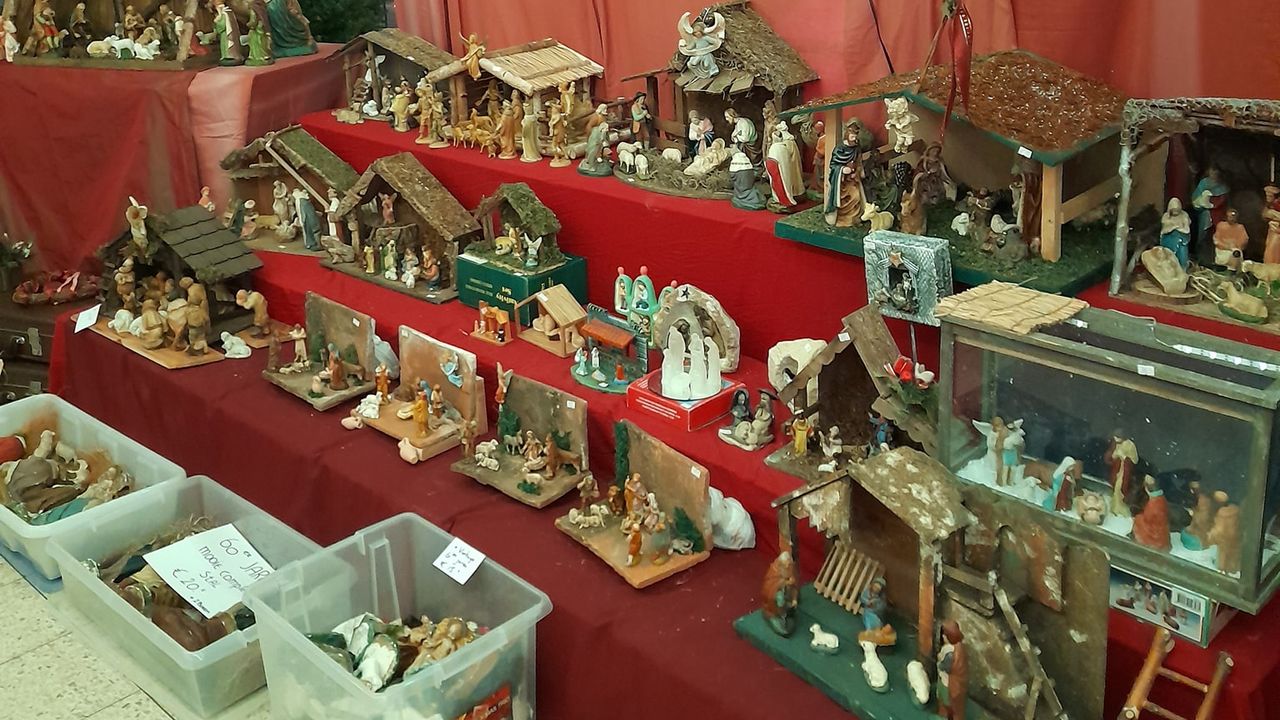 Volop kerststallen en dozen vol wijzen, Josefs en Maria's (foto:kerstkringloopwinkel)