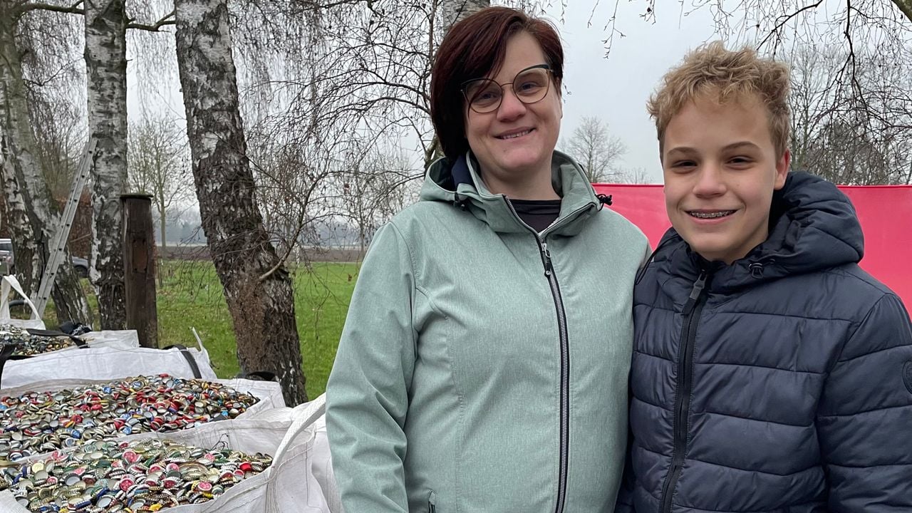Yvonne en Lars zamelden bierdopjes in voor Nicolle.