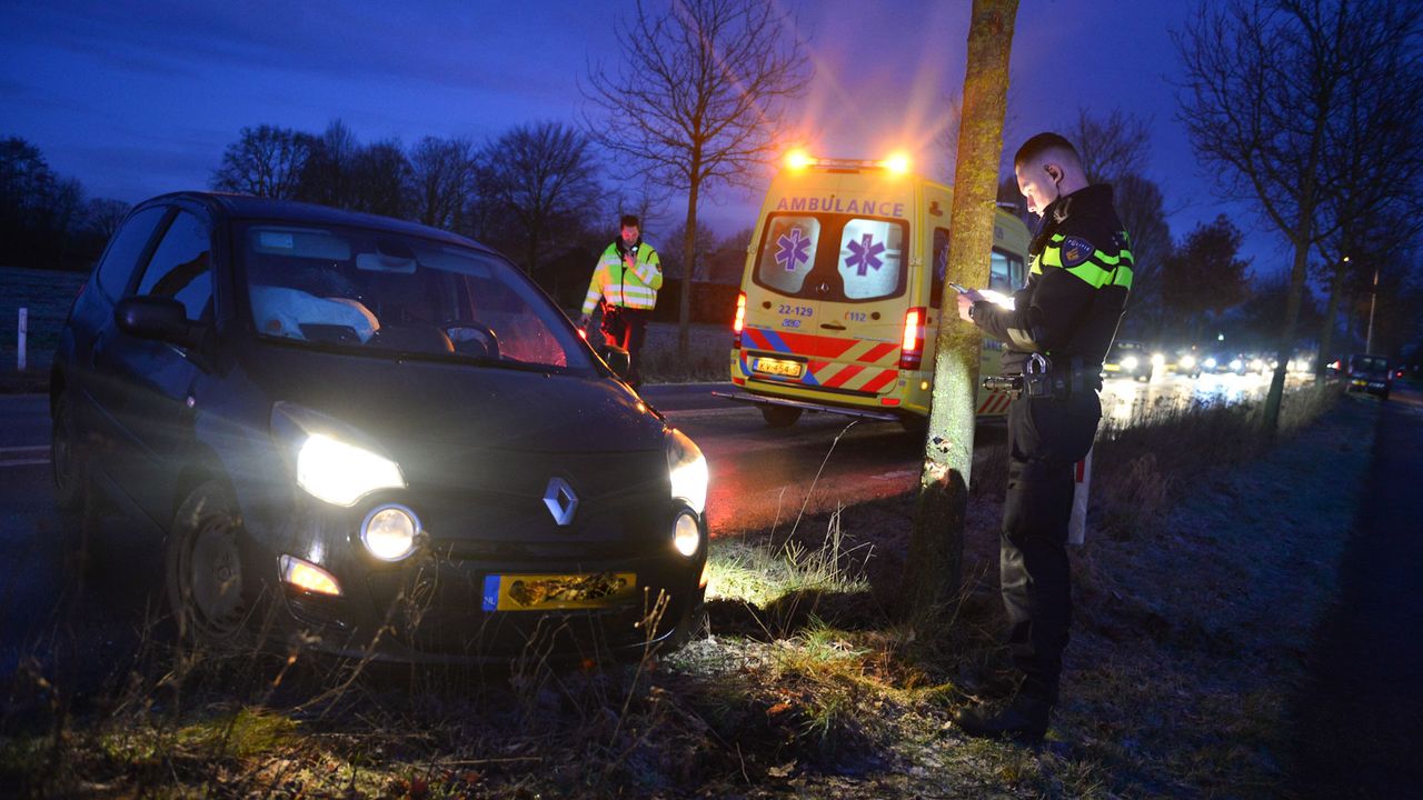 Auto glijdt tegen boom in Deurne (foto: SQ Vision - Christian Traets).
