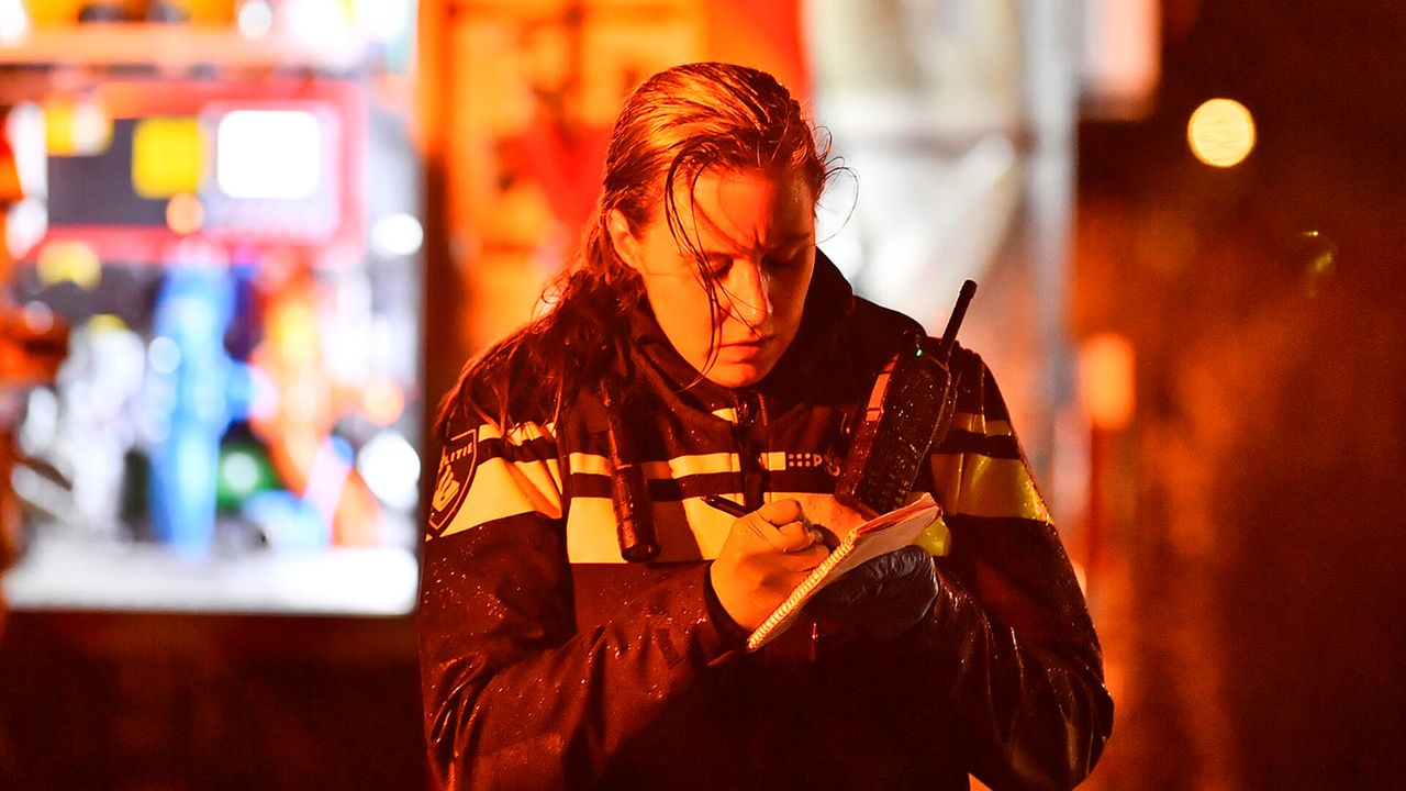 Collega's en ambulancemedewerkers hebben in samenwerking met de brandweer de agent in Veldhoven bevrijd en naar een ziekenhuis gebracht (foto: Rico Vogels/SQ Vision).