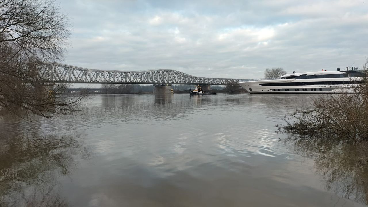 Of het schip nu wel onder de brug door zou kunnen, werd berekend met een paal op het bovenste dek en een laserstraal (foto: Miep Voets).