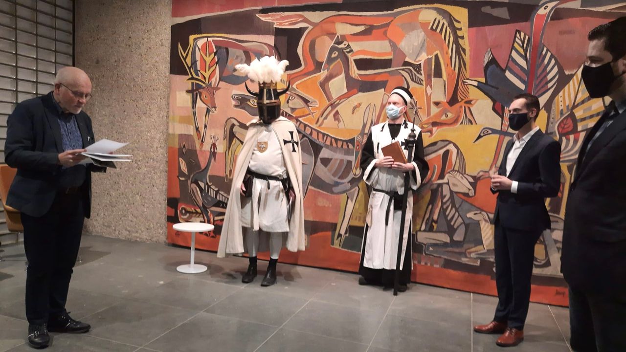 Actievoerders verkleed als ridders bij de aanbieding van de petitie (foto: Werkgroep Red de Buitenplaats).