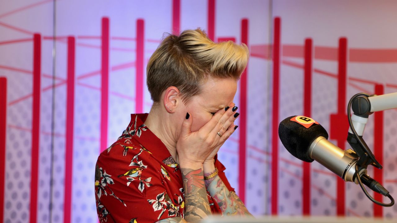 Eefke in tranen na laatste radio-uitzending (foto's: Lobke Kapteijns).