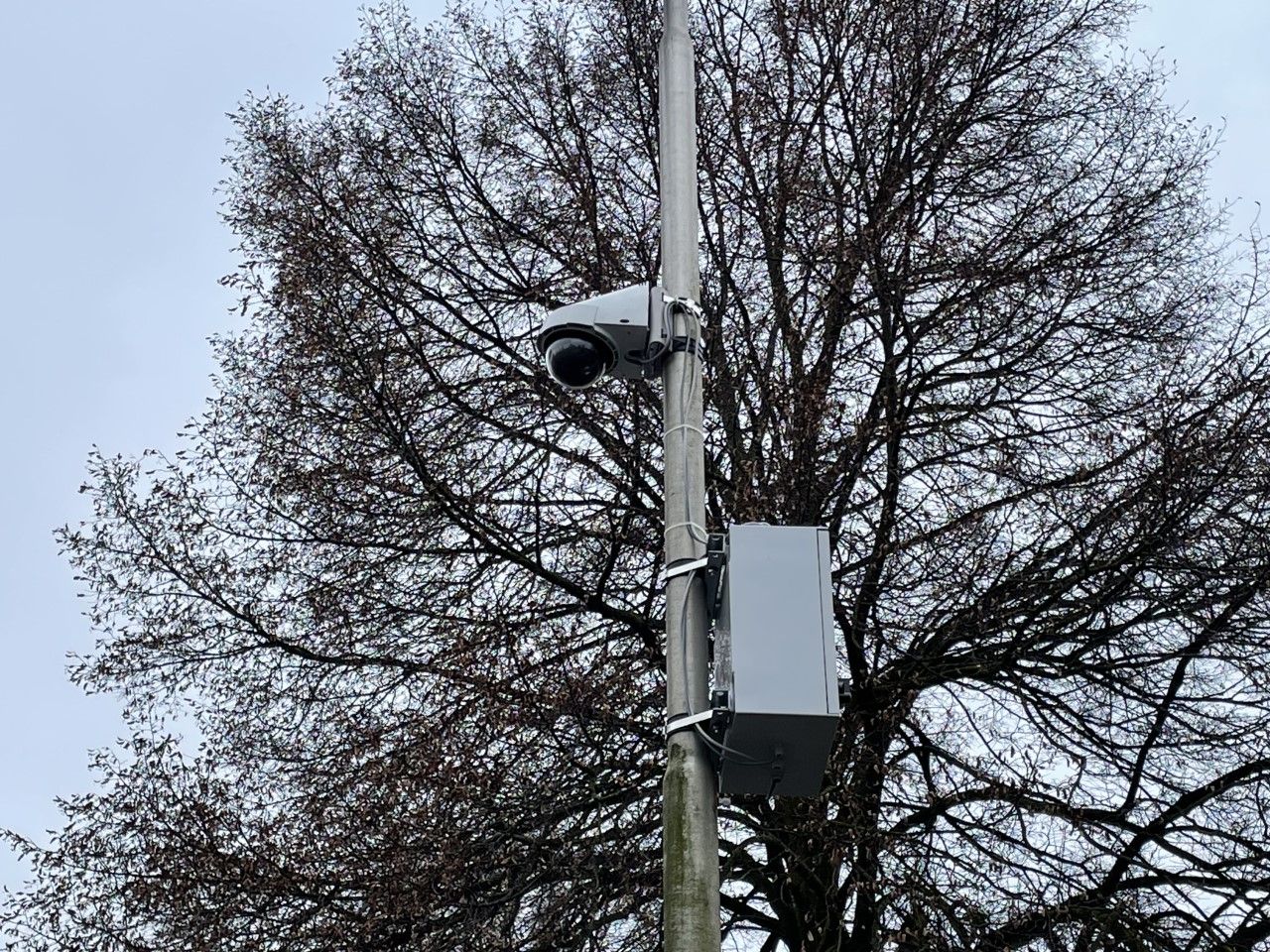 Eén van de opgehangen camera's.