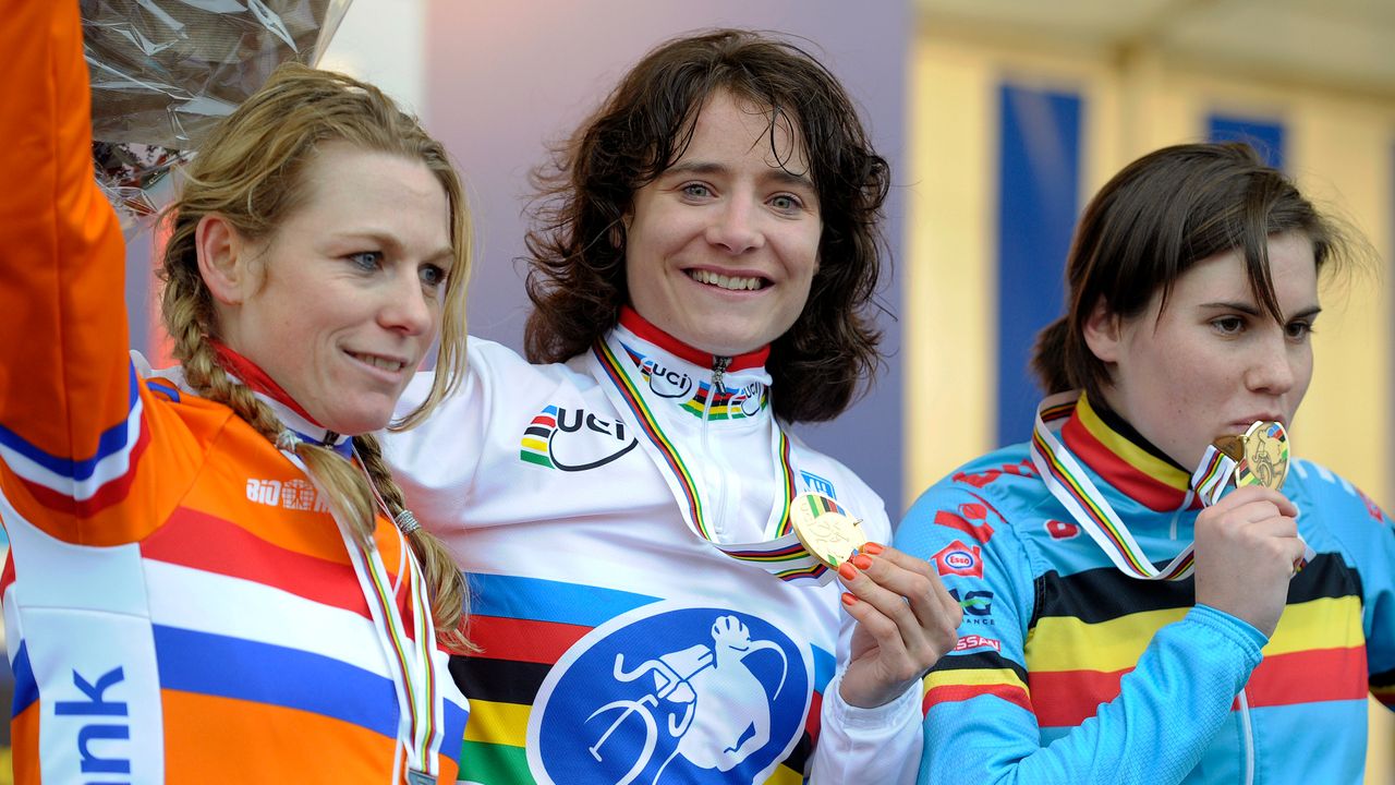 Marianne Vos met links naast haar de nummer twee in Koksijde, Daphny van den Brand (foto: ANP).