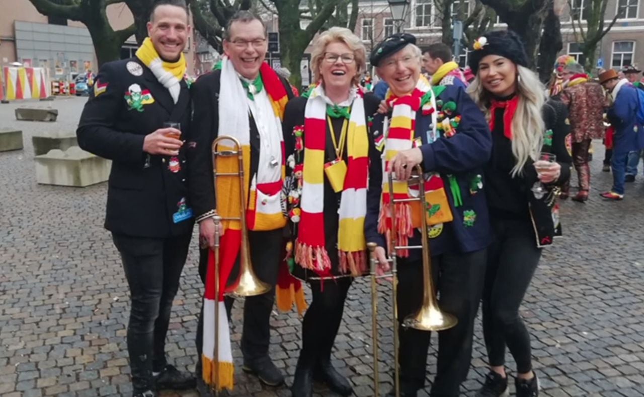 Familie Van Dalen aan het carnavallen in de Oeteldonk