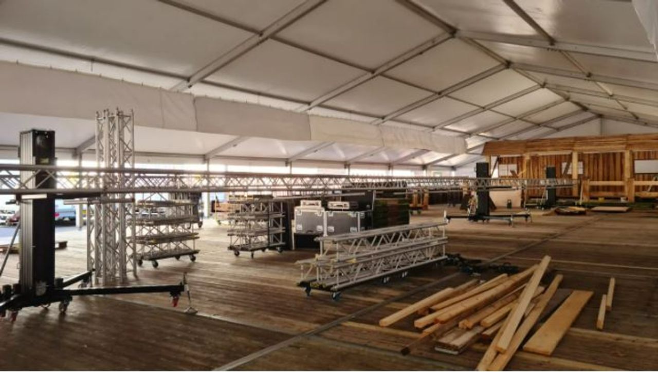 De feesttent in Schaijk laat de zijkanten open waardoor er niet getest hoeft te worden.