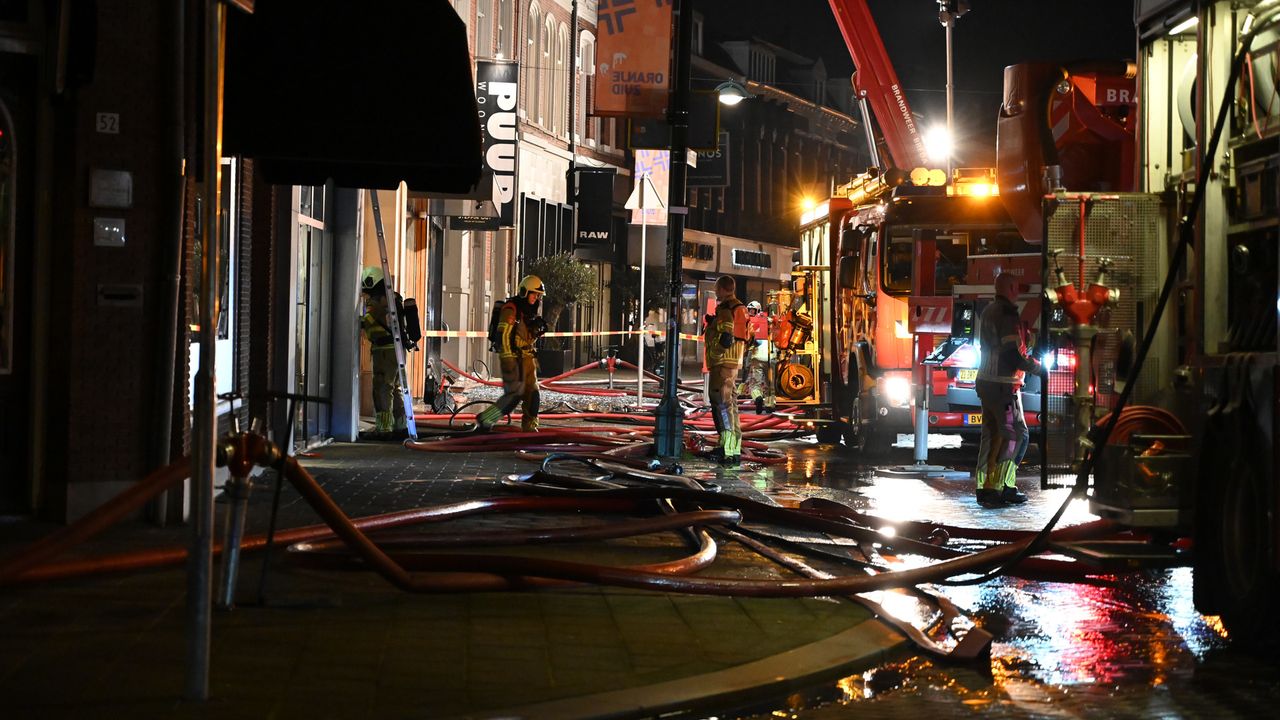De brandweer bestrijdt de brand in Breda met tien voertuigen (foto: Perry Roovers/SQ Vision).