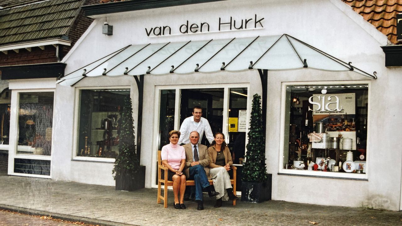 Irma met haar schoonouders voor de winkel, zo'n 17 jaar geleden (privéfoto).