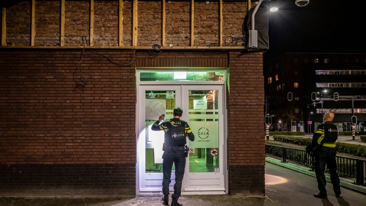 De politie doet onderzoek bij Caza (foto: Jack Brekelmans/SQ Vision Mediaprodukties).