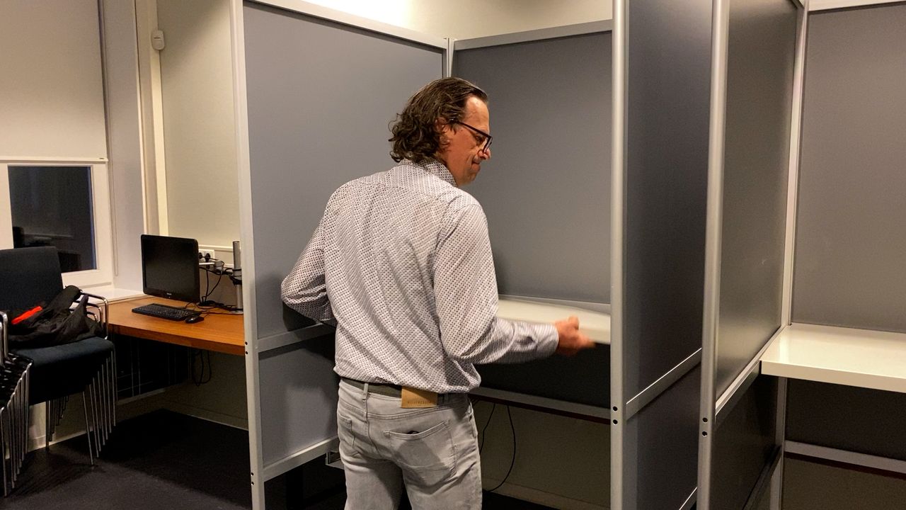 Ton bouwt in alle vroegte de stemhokjes op. (foto: Jos Verkuijlen)