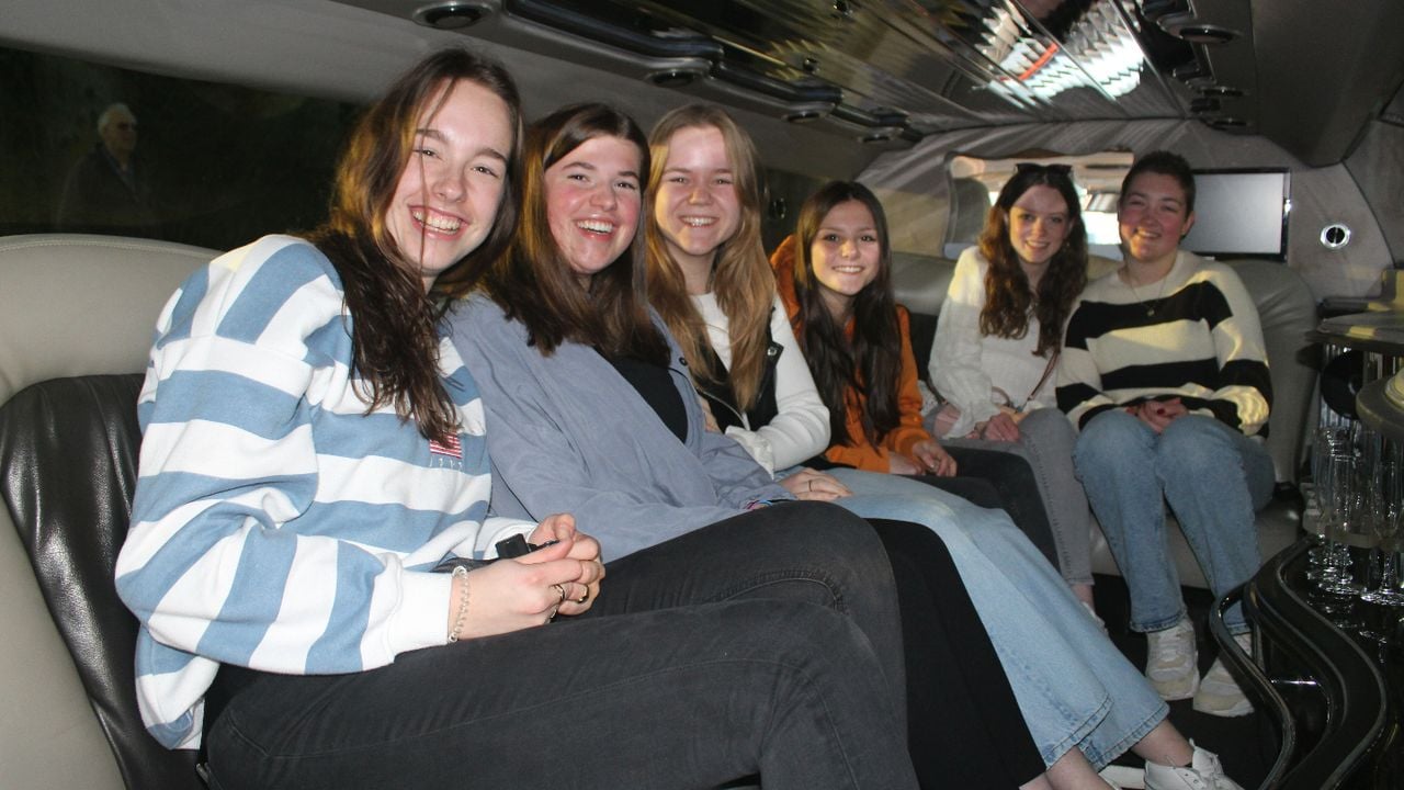 Bouke (R.) met haar vriendinnen in een limousine (Foto: Make-A-Wish).
