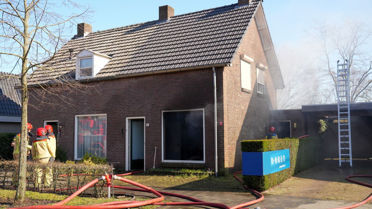 De vlammen waren buiten te zien (foto: Harrie Grijseels/SQ Vision).
