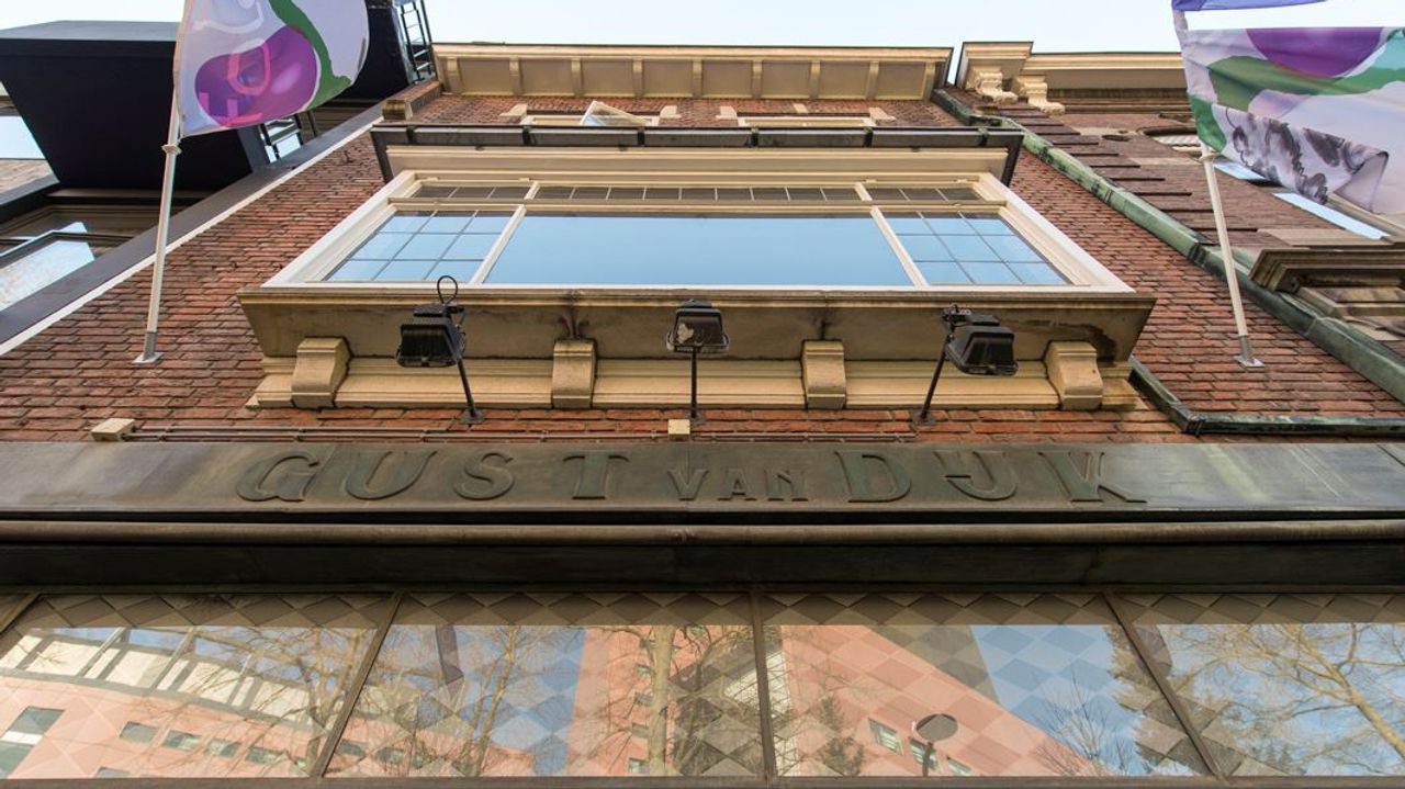 Gust van Dijk op de voorgevel (Foto: Gerritse Makelaardij).