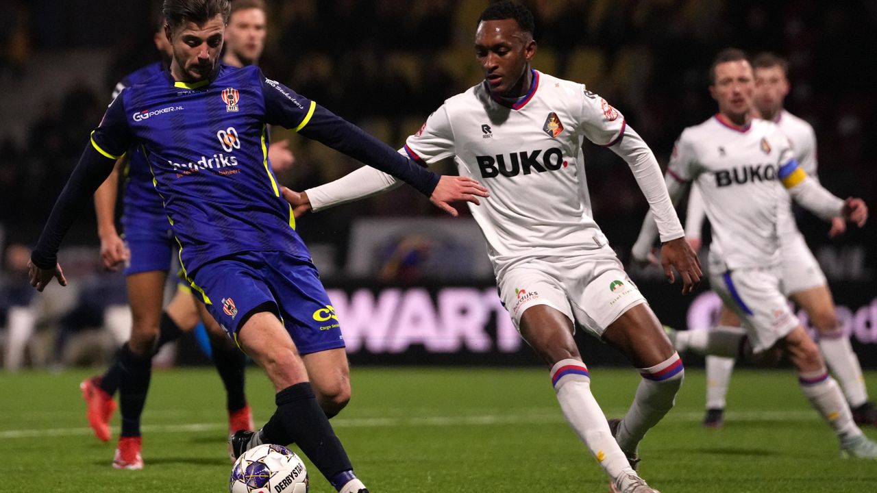 Giovanni Buttner (TOP Oss) in duel met een Telstar-verdediger ( Foto: Orange Pictures) 