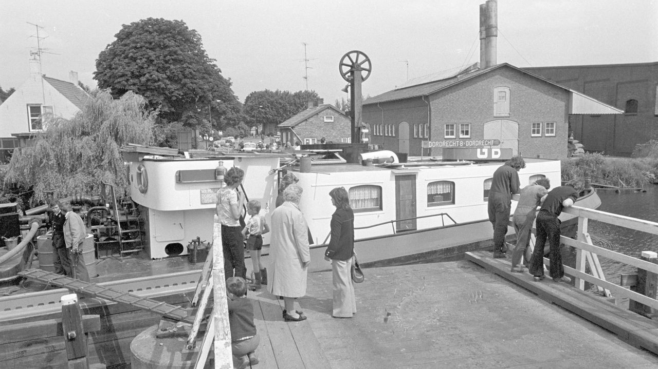 De aanvaring door binnenvaartschip Dordrecht 8 in 1975 (Foto: Ben Steffen/West-Brabants Archief).