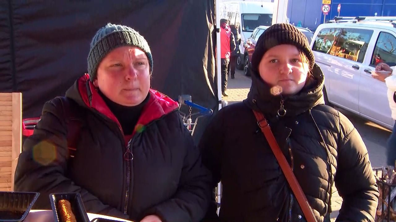 Deze moeder en dochter zijn maar al te blij met alle hulp.