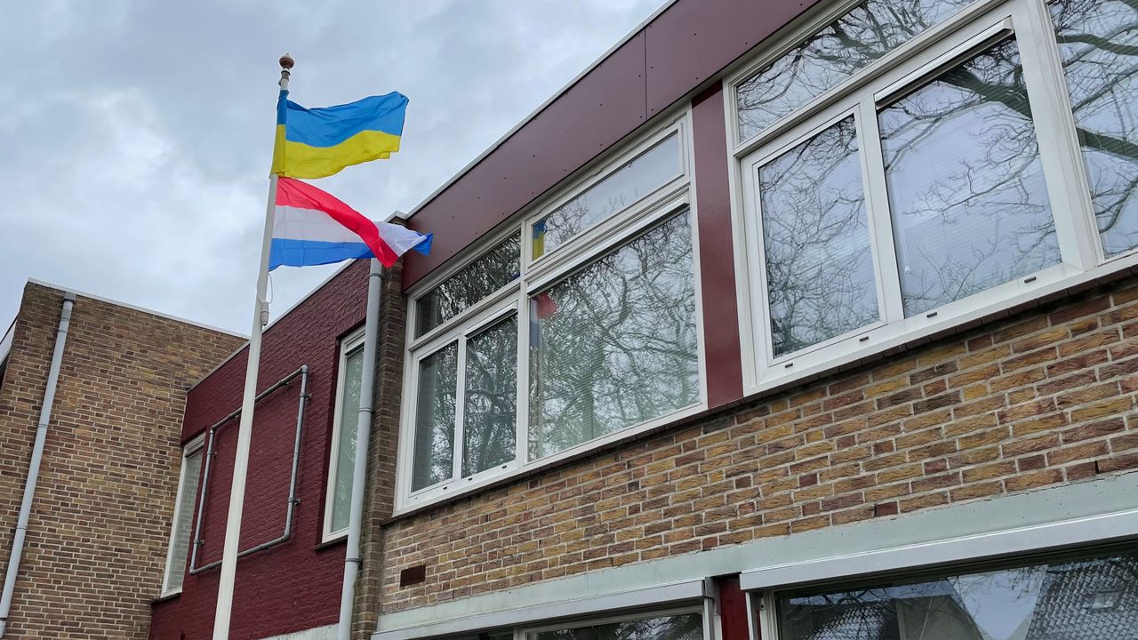 De vlaggen hangen klaar bij de ingang van de school.