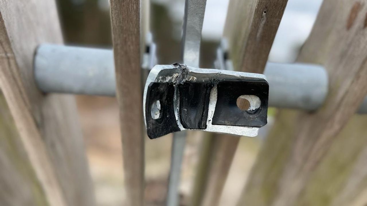 Een van de gesloopte bevestigingsbeugels (foto: Rogier van Son)