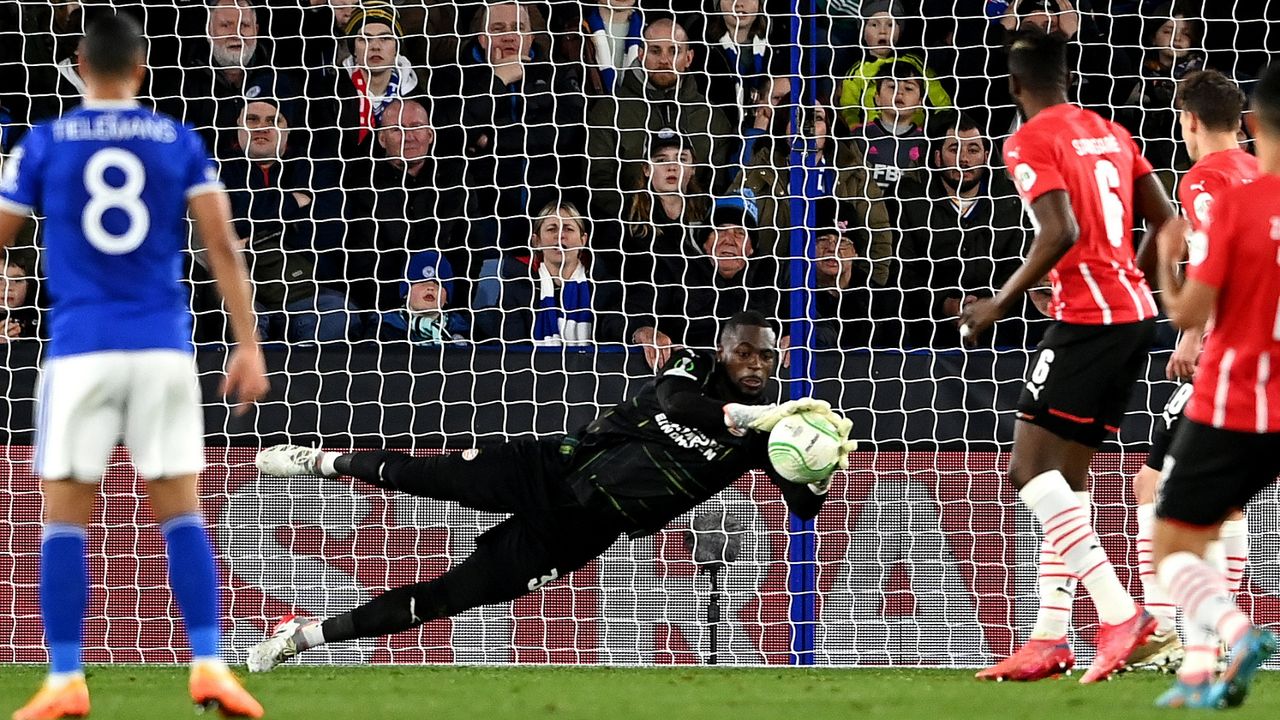 Yvon Mvogo greep zijn kans tegen Leicester City (foto: ANP).