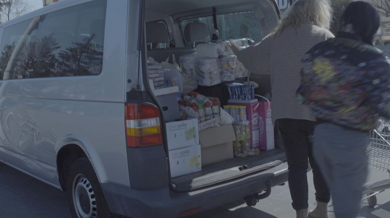 Met een volgeladen busje vertrok Sophie voor de tweede keer samen met een vriendin en documentairemaakster Maaike naar Polen. (foto: Maaike Kleverlaan)