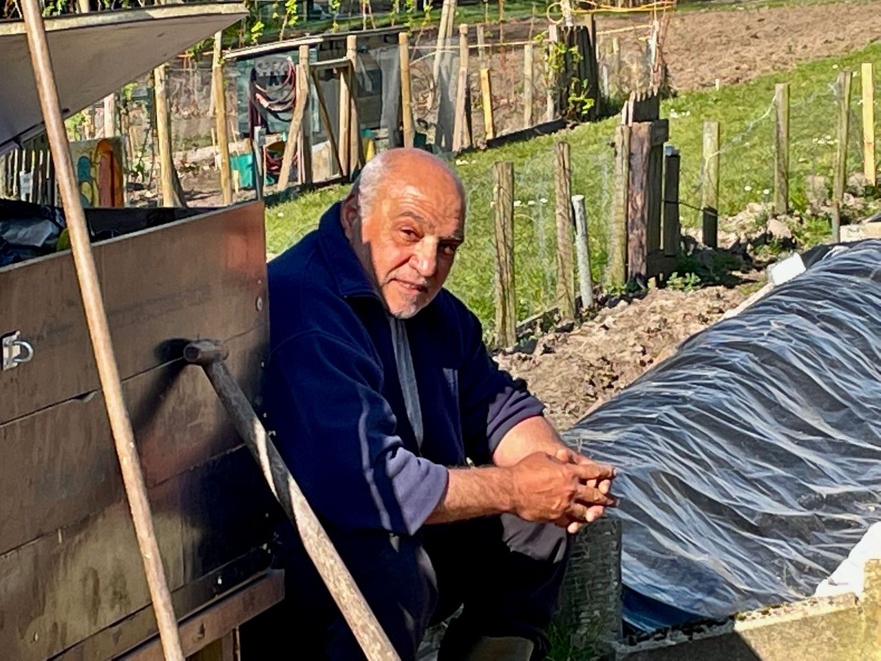 Mohammed hoopt snel uit zijn eigen tuin te kunnen eten (foto: Tonnie Vossen).