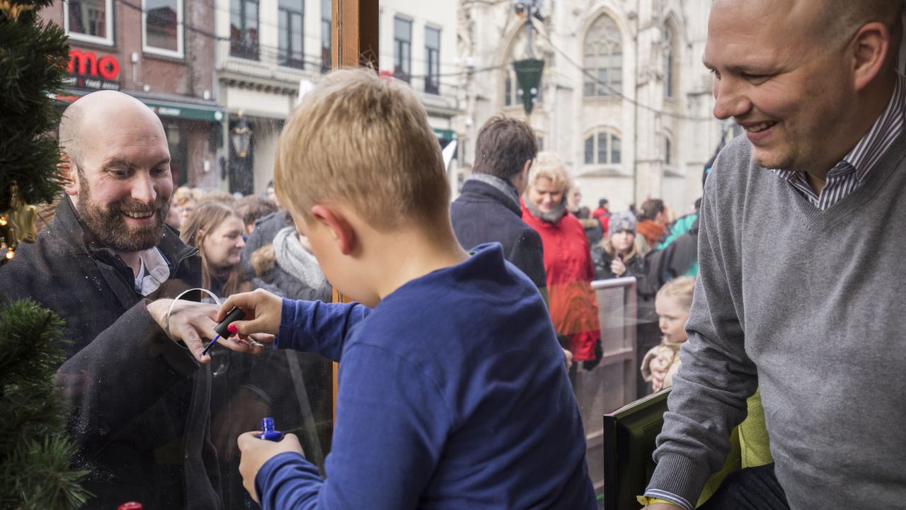 Tijn lakt nagels in het Glazen Huis van 3FM tijdens Serious Request in 2016 (foto: Raymond van Olphen/ANP).