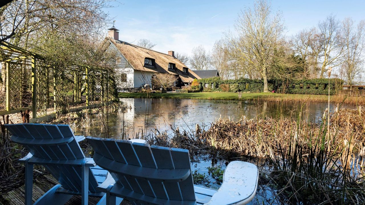 De tuin heeft een grote vijver (Foto: Staal Makelaars).