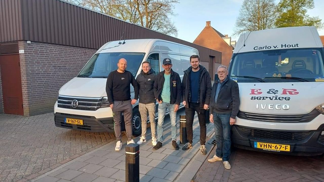 Daryl Broeren (2e van links) en zijn vrienden voor vertrek. 