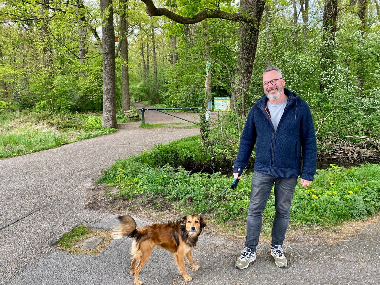 Bas Promper met hondje Tibbe (foto: Julia Kanters) 