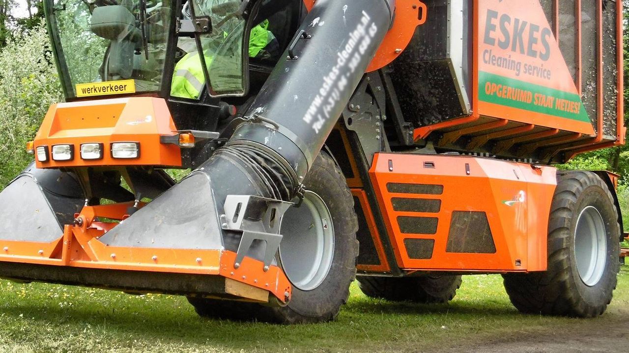 Met dit bakbeest wordt de troep van het festivalterrein gezogen (foto: Herman Eskes).