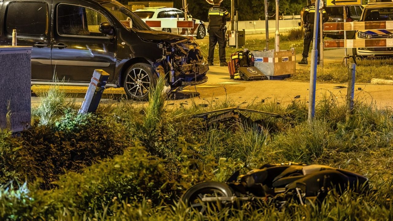 De aanrijding in Diessen vond rond kwart over twaalf zondagnacht plaats (foto: Jack Brekelmans/SQ Vision).