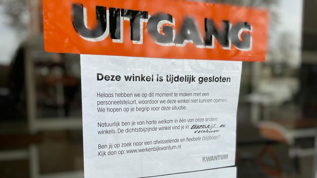 Op de winkeldeur hangt een briefje (foto: Rogier van Son)