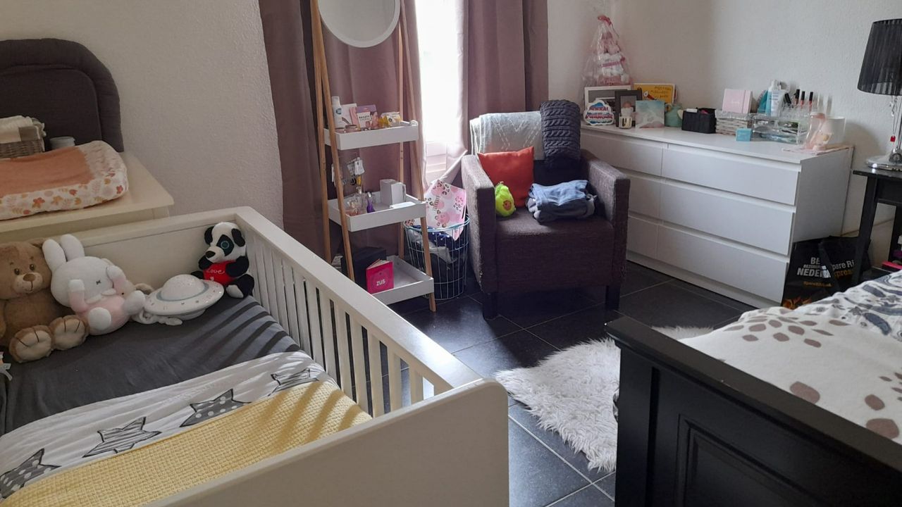 De slaapkamer van het jonge gezin in het huis van Dewi's moeder.